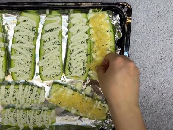 Идеальное блюдо для тех, кто придерживается здорового питания: кабачки с творожной начинкой