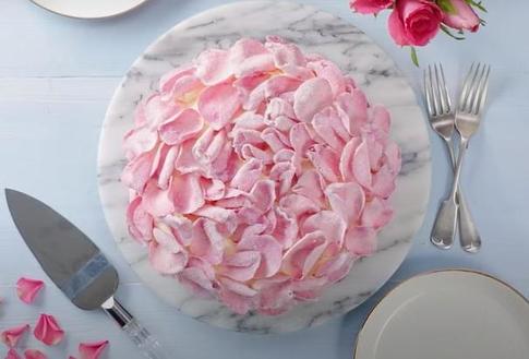 Работаю в цветочном и всегда забираю домой пакетик лепестков роз, чтобы испечь ванильный тортик: подруги в один голос просят рецепт