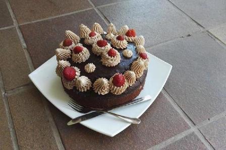 Шоколадный пирог без глютена: украшаю лакомство свежими ягодами и взбитыми сливками