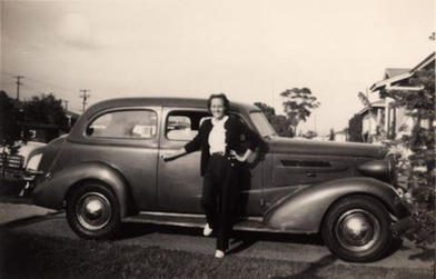 Женская одежда во многом напоминала мужскую: что носили модницы 1940-х годов (редкие фото)