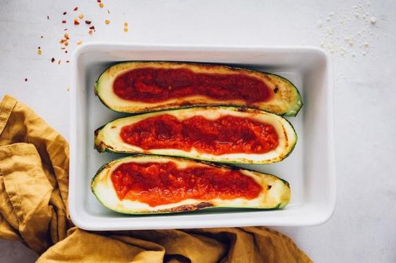 Вегетарианский рецепт лодочек из сезонного кабачка: вкусно и просто, а начинку можно положить любую
