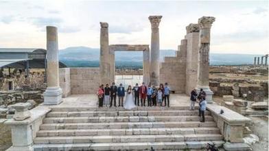 Свадьба на рабочем месте: турецкие археологи поженились в древнем городе, которому 7500 лет