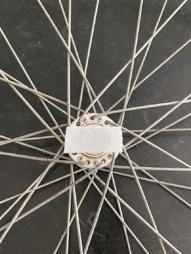 Взяла старое колесо от велосипеда и превратила его в настенные часы