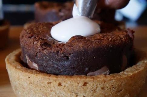 Брауни, бисквит, расплавленный зефир и много шоколада: готовим вкусное пирожное