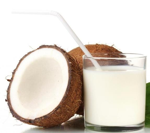 Рецепт маски для волос на кокосовом молоке. Понадобится банка кокосового молока, эфирное масло и шапочка для душа