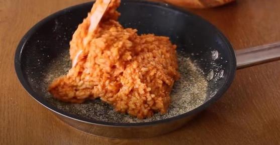 Простой рисовый пудинг с обильной сырной прослойкой: к такому блюду даже мясо можно не готовить