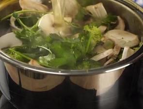 Тушу брокколи, грибы и кабачки, а затем в эту же посудину добавляю куриный бульон. Быстро и вкусно - можно варить каждый день