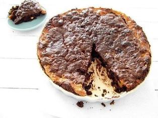 По праздникам готовлю свой фирменный пирог с шоколадом и карамелью: приходится забыть о диете, потому что устоять перед лакомством просто невозможно
