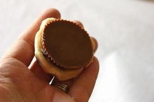 Печенье с приятным сюрпризом: внутри теста прячу шоколадные батончики, чтобы лакомство было еще вкусней
