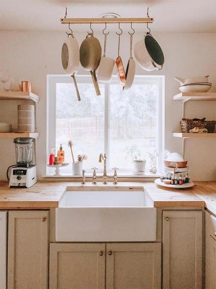 Экономно, креативно и удобно: несколько способов упорядочить кастрюли и сковородки, не впихивая их в тесный шкаф