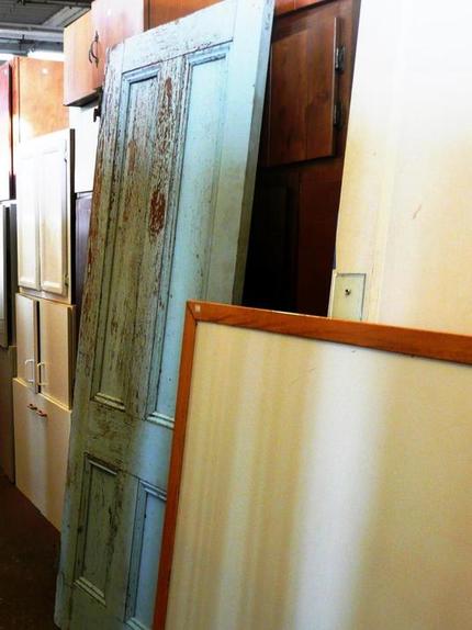 После ремонта осталась старая дверь из натурального дерева. Из нее мы сделали журнальный столик: он прекрасно вписывается в любой интерьер