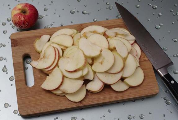Муки не нужно. Самый вкусный сырник — на манке в духовке: творог, манка, яблоки и груши