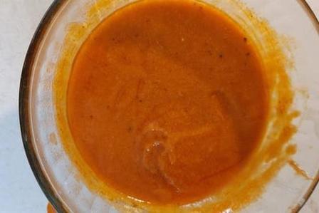 Острый чесночный соус по популярному западному рецепту: порадуйте своих гостей чем-то необычным