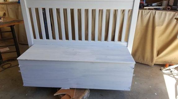 Муж разобрал старые кровати и из пары изголовий сделал удобную скамейку с отсеком для хранения