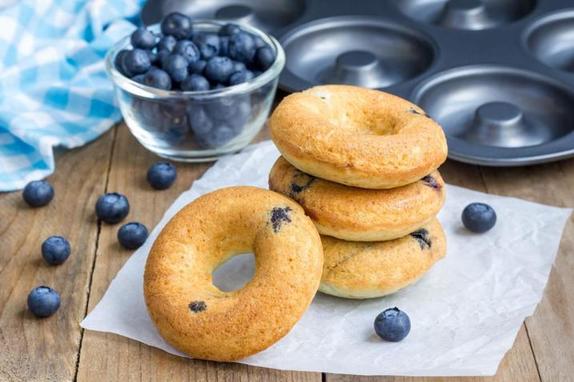 Завтрак: рецепт сладких черничных пончиков