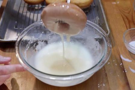 Готовим дрожжевые глазированные пончики по популярному рецепту из США: порадуйте своих детей вкусной выпечкой