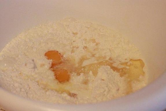 Готовим кексы с цитрусовым вкусом: поверх кремовой шапочки кладем апельсиновый мармелад, так получается еще вкуснее