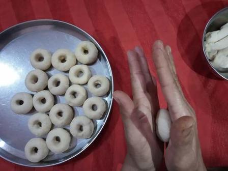 Готовим большие индийские пончики по рецепту уличных торговцев: порадуйте своих близких необычным завтраком