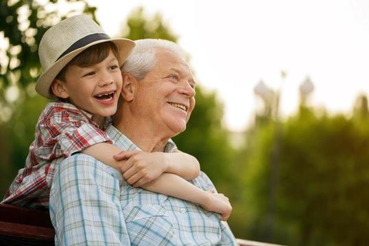 Дети, которых воспитывают бабушки и дедушки, вырастают более счастливыми, воспитанными и умными