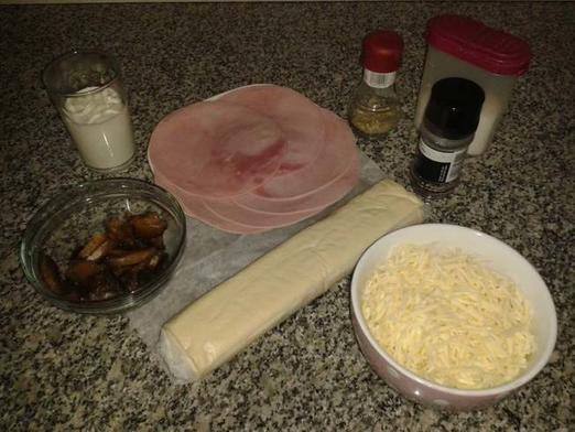 Сытный рулет с грибами, ветчиной и сливочным соусом: готовлю лакомство для мужа и детей