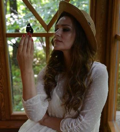 Мечтая о доме с верандой, Глафира Тарханова устроила летнюю фотосессию: обязательный атрибут – бабочки