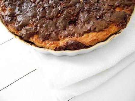 По праздникам готовлю свой фирменный пирог с шоколадом и карамелью: приходится забыть о диете, потому что устоять перед лакомством просто невозможно