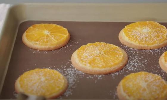 Мое печенье-апельсинки на столе не залеживается: тут же поступает заказ еще на одну порцию