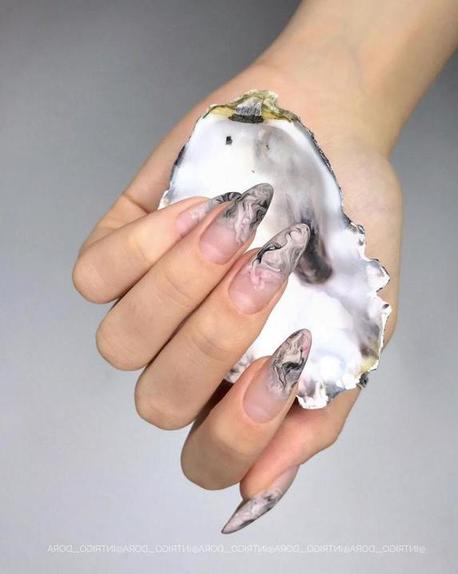 50 оттенков серого на ваших ногтях: несколько идей маникюра в модном цвете этого сезона