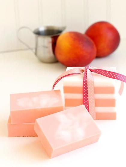Научилась делать домашнее мыло с козьим молоком и ароматом персика. Оно очень нежное, кремовое и даже может стать приятным подарком