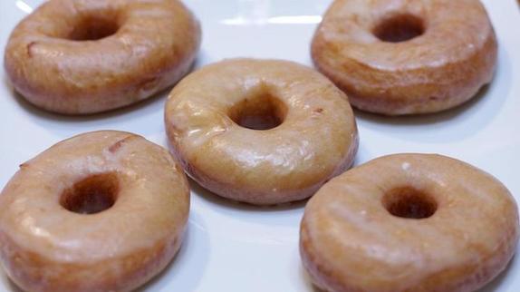Готовим дрожжевые глазированные пончики по популярному рецепту из США: порадуйте своих детей вкусной выпечкой