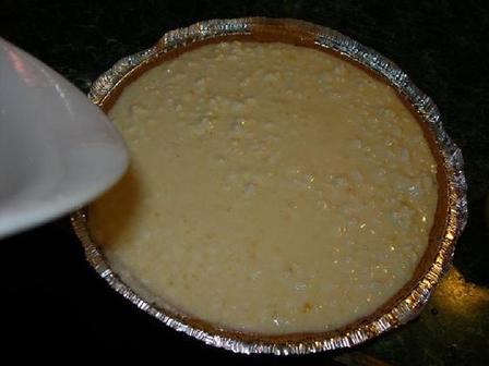 Творожный пирог с лимонным соком: выпечка получается ароматной, сочной и очень вкусной