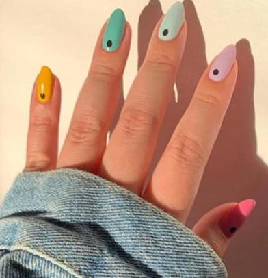 Яркие ногти в стиле Skittles стали новым трендом в маникюре