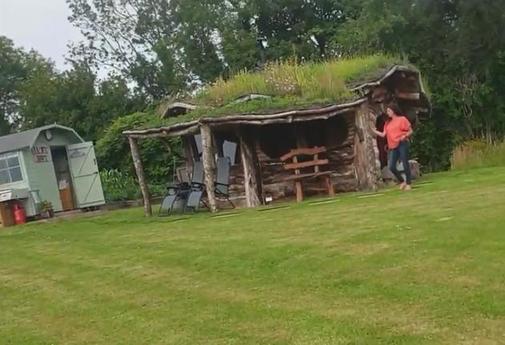 На своем заднем дворе супруги построили из отходов симпатичный домик хоббита и сдают его в аренду (фото)
