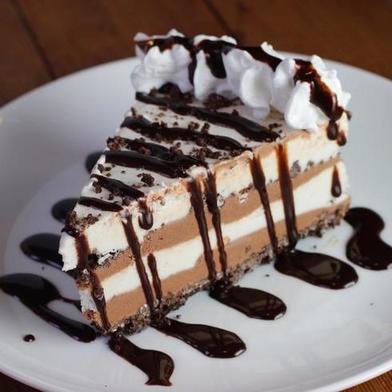 Кокосовое мороженое лучше с клубникой: простой рецепт вкусного торта с необычным сочетанием ингредиентов