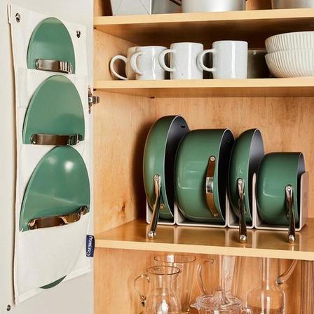 Экономно, креативно и удобно: несколько способов упорядочить кастрюли и сковородки, не впихивая их в тесный шкаф