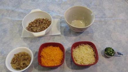 Многослойная запеканка из хлеба, овощей, яиц и сыра: рецепт сытного завтрака
