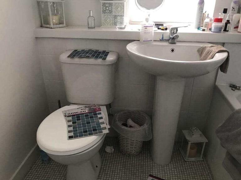 Экономная мама сделала в ванной ремонт только с помощью наклеек (фото)