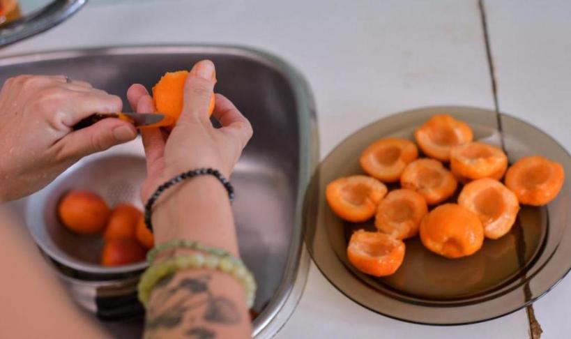 Никогда не думала, что жареные абрикосы могут быть такими вкусными: рецепт десерта в кляре