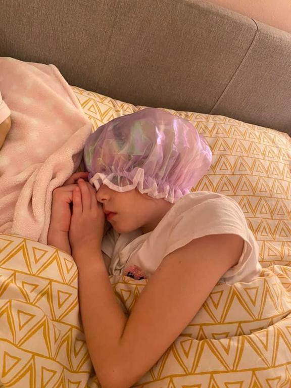 Мама удивилась, увидев, что 8-летняя дочь спит в шапочке для душа. Узнав причину, люди похвалили девочку за смекалку