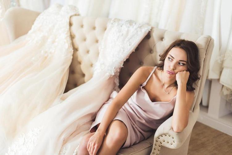 Невеста купила свадебное платье в H&M: подруги ее высмеяли, назвав выбор слишком дешевым и неудачным