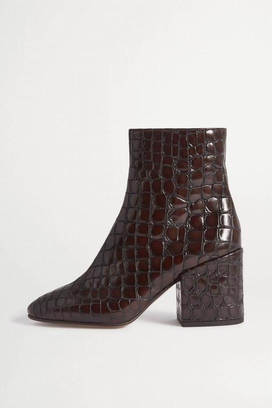 Замша, квадратный каблук, шнуровка: выбираем на осень обувь, которая еще долго не выйдет из моды