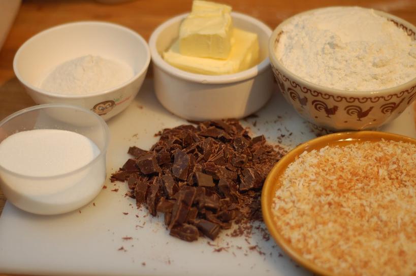 Домашнее печенье с кусочками шоколада и кокосовой стружкой: ароматное лакомство к чаю