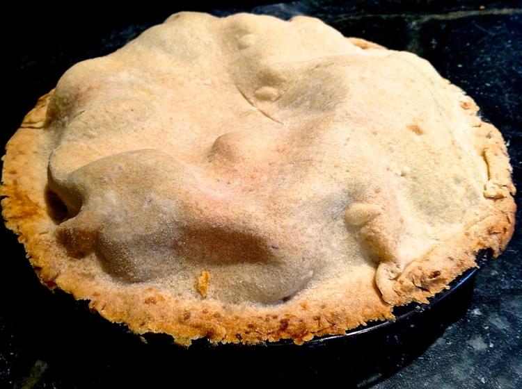 Яблочный пирог готовлю только по своему фирменному рецепту: крупно нарезаю фрукт, смешиваю с корицей, сахаром и накрываю листом домашнего теста