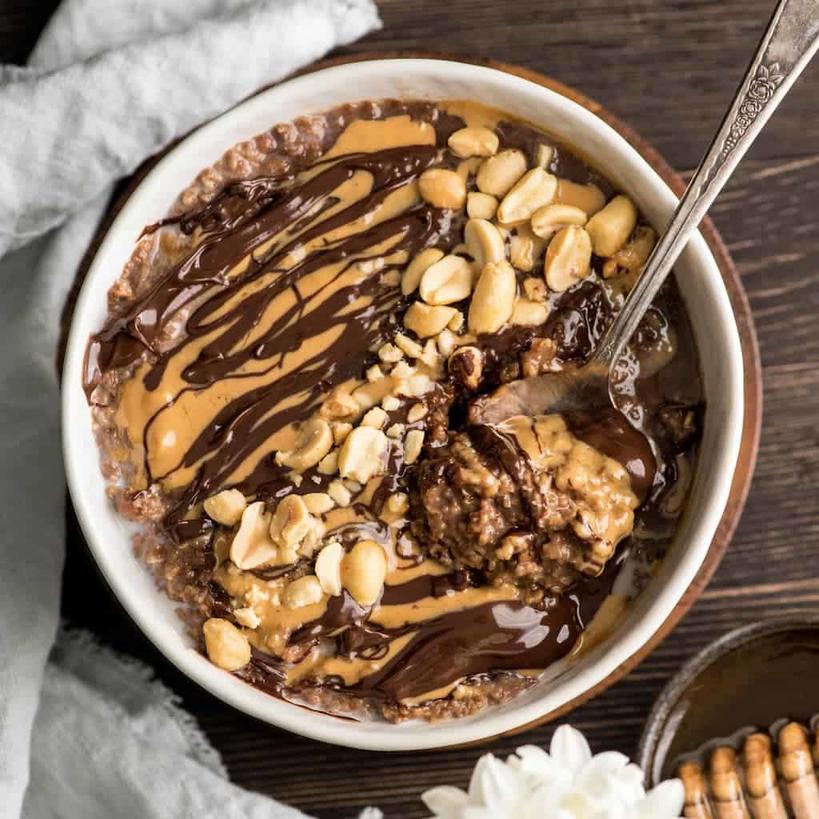 Нашла рецепт здорового и вкусного завтрака для сладкоежек: шоколадная овсянка с арахисовым маслом