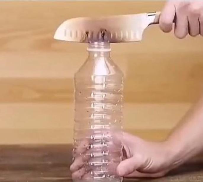 Из пластиковой бутылки легко сделать  копилочку  для ниток: мало занимает места и все катушки на виду