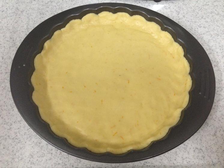 Домашний пирог с вареньем и апельсиновым тестом: выкладываю поверх начинки звездочки и выпекаю