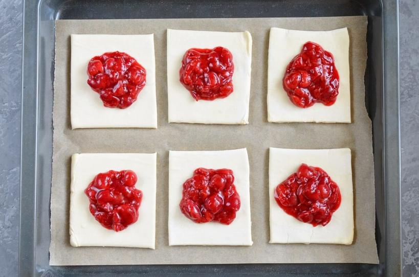 Хрустящие вишневые пирожки в глазури из сливочного сыра. Свежая или мороженная ягода - не важно, все равно получится вкусно