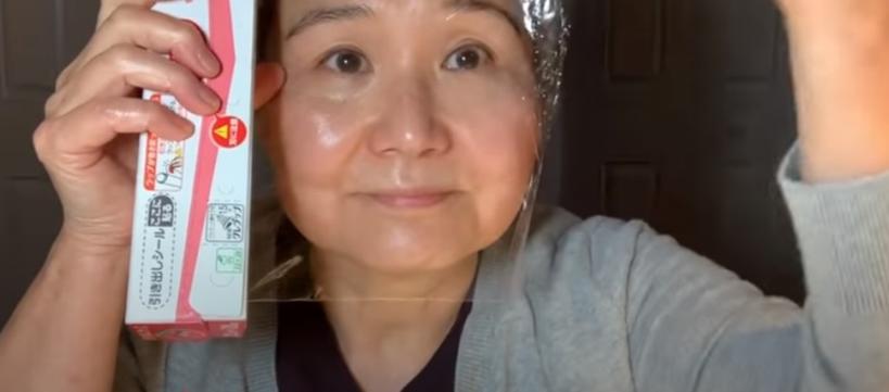 Сохранить кожу лица молодой помогает пищевая пленка: 60-летняя бьюти-блогер рассказала, как ее использовать
