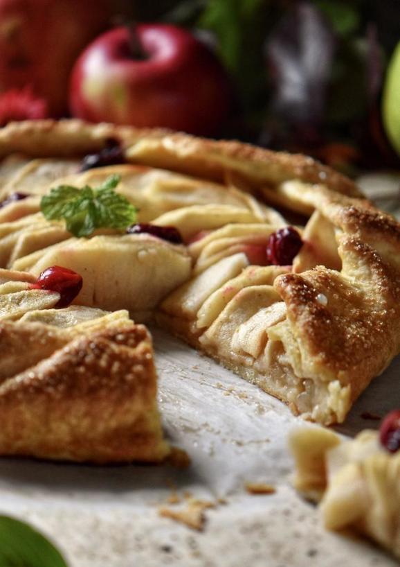 Когда нет возможности поехать за границу, можно сделать тематический ужин дома: кростата - легкий итальянский десерт из яблок