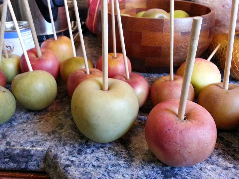Яблоки в карамели готовлю с домашней гранолой: хрустящее лакомство получается очень вкусным